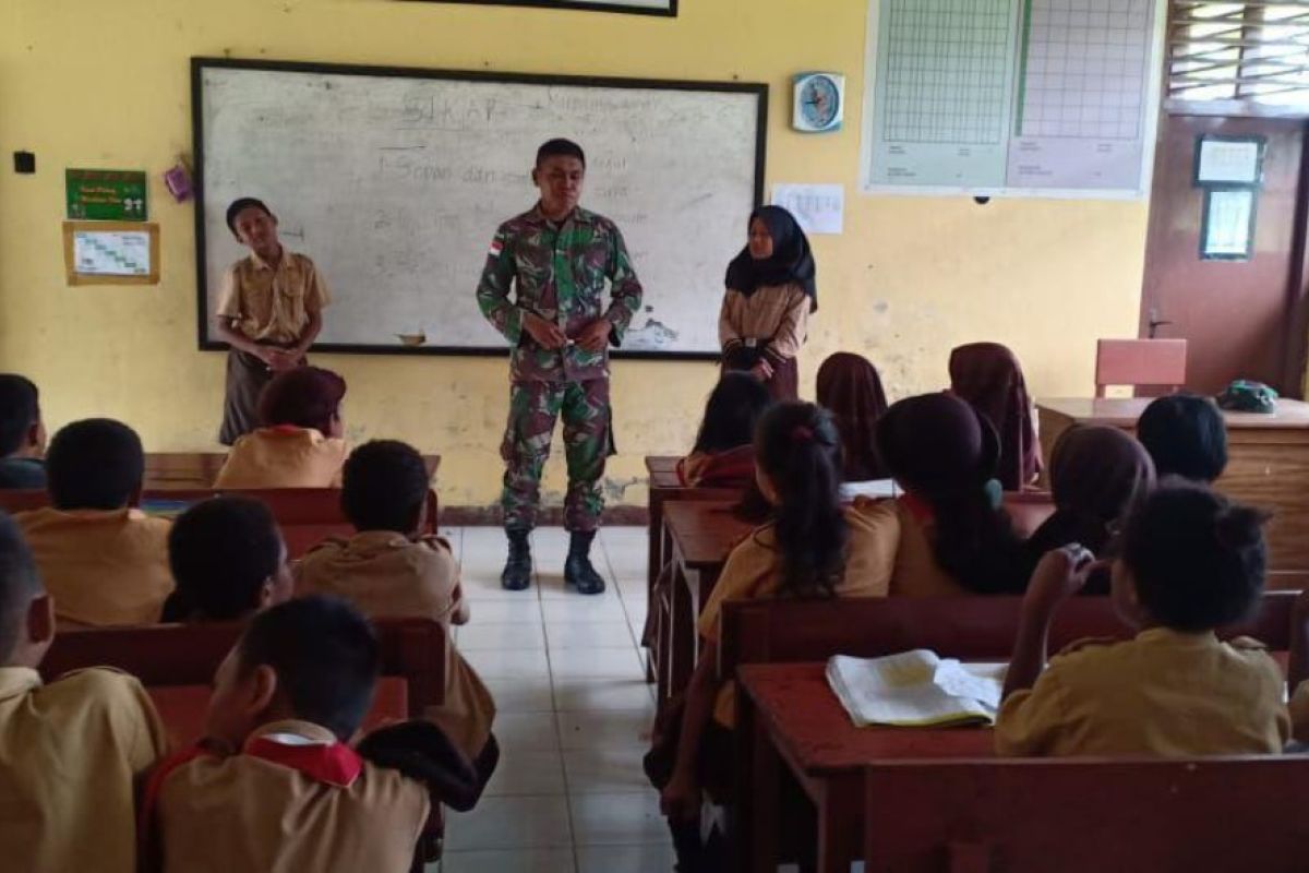 Prajurit TNI bantu mengajar di SD Inpres Arso Keerom Papua