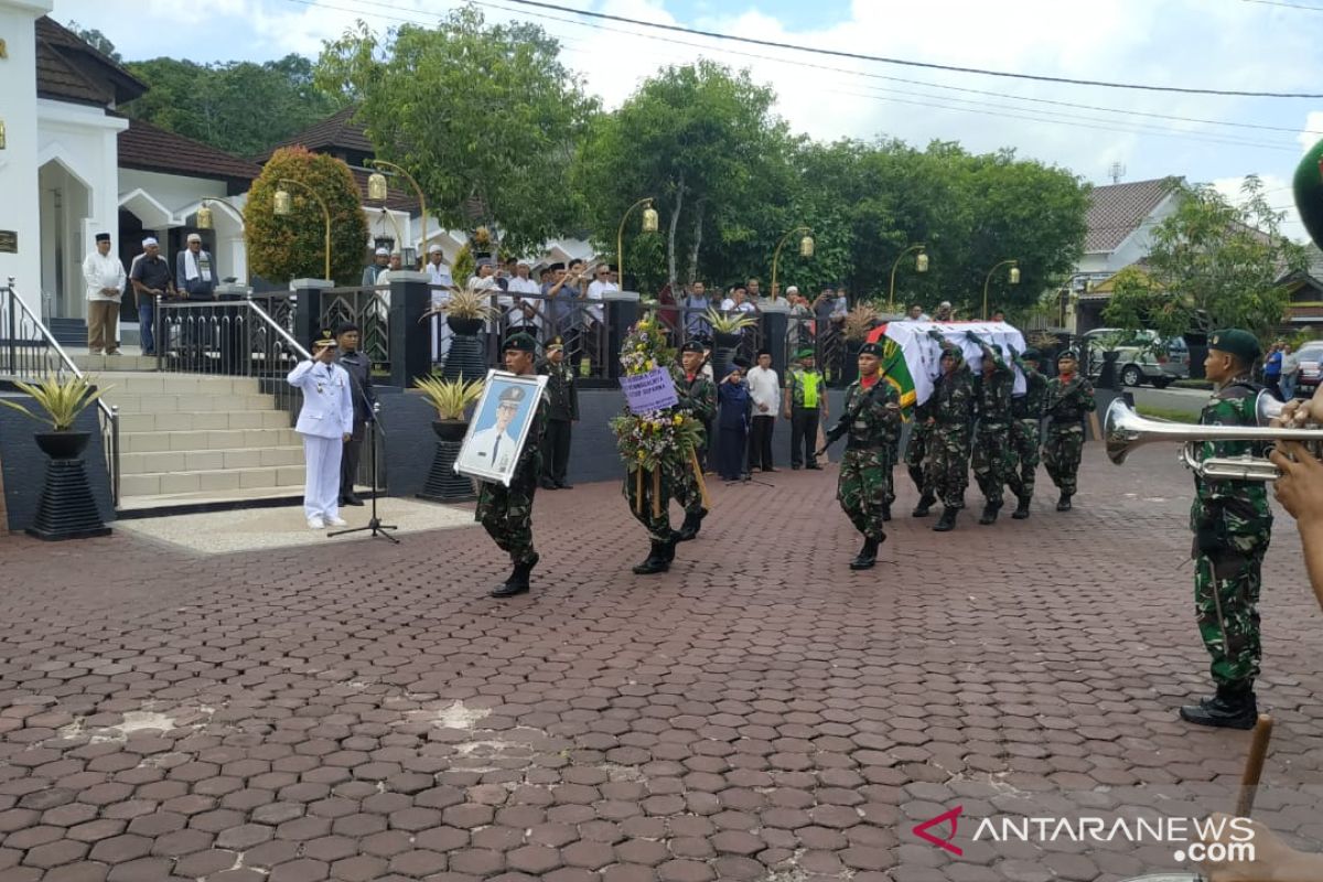 Tjutjup Suparna dimakamkan di TMP Dharma Agung