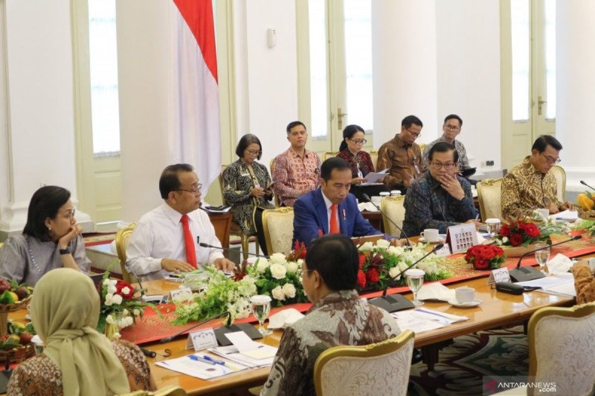 Hindari kepanikan, Presiden Jokowi perintahkan menteri jelaskan ke masyarakat soal virus corona