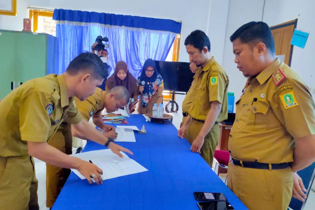 Pejabat Diskominfo dan Persandian Sinjai tandatangani perjanjian kinerja