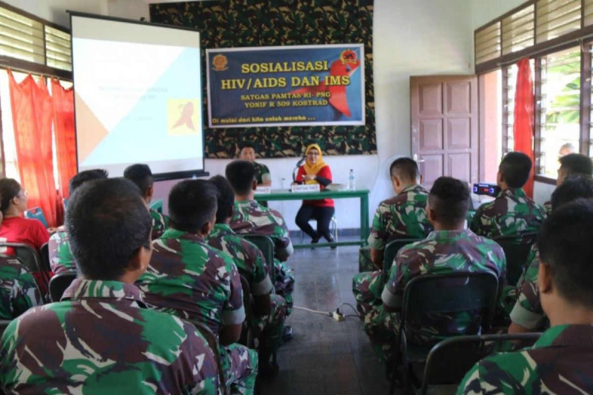 Prajurit TNI Pamtas dibekali pengetahuan tentang bahaya virus HIV/AIDS