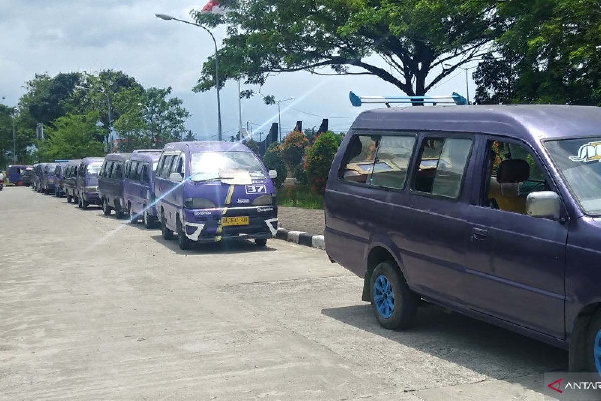 Pendapatan turun karena Trans Padang, pengemudi angkot di Padang berunjuk rasa ke Balai Kota