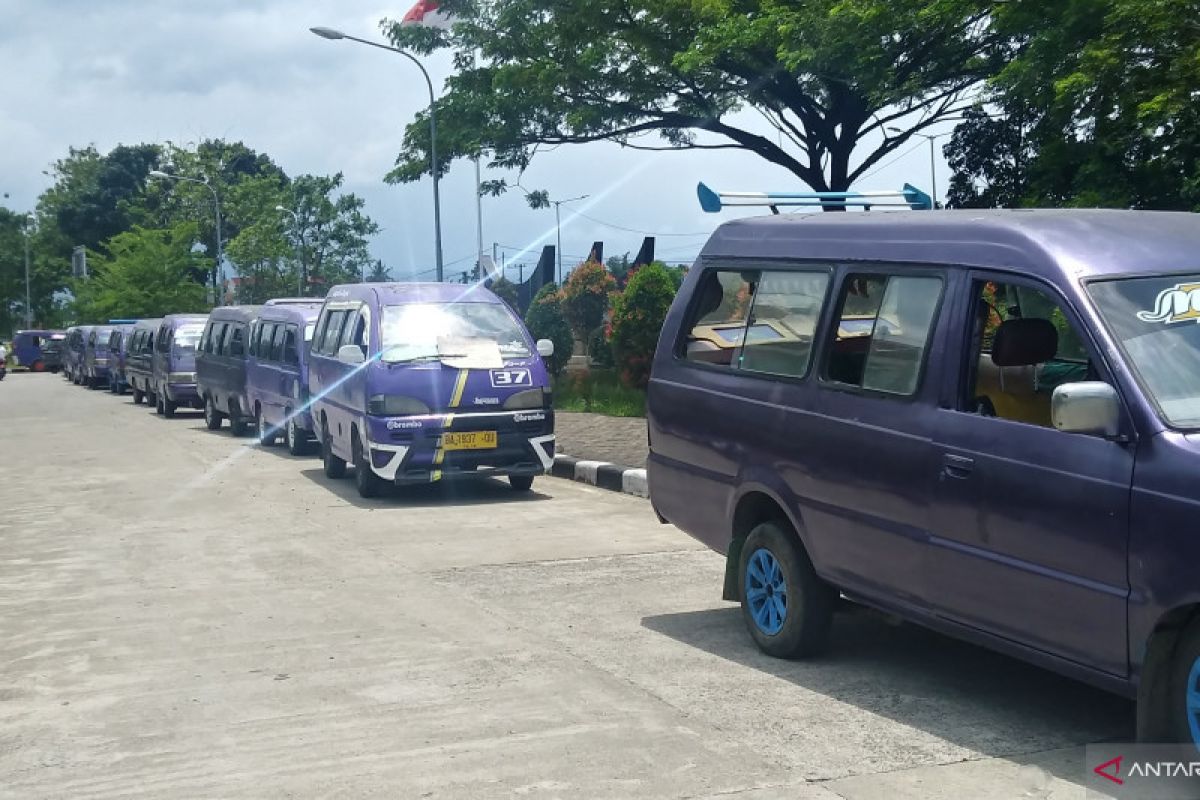 Penghasilan terdampak Trans Padang, pengemudi angkot berunjuk rasa