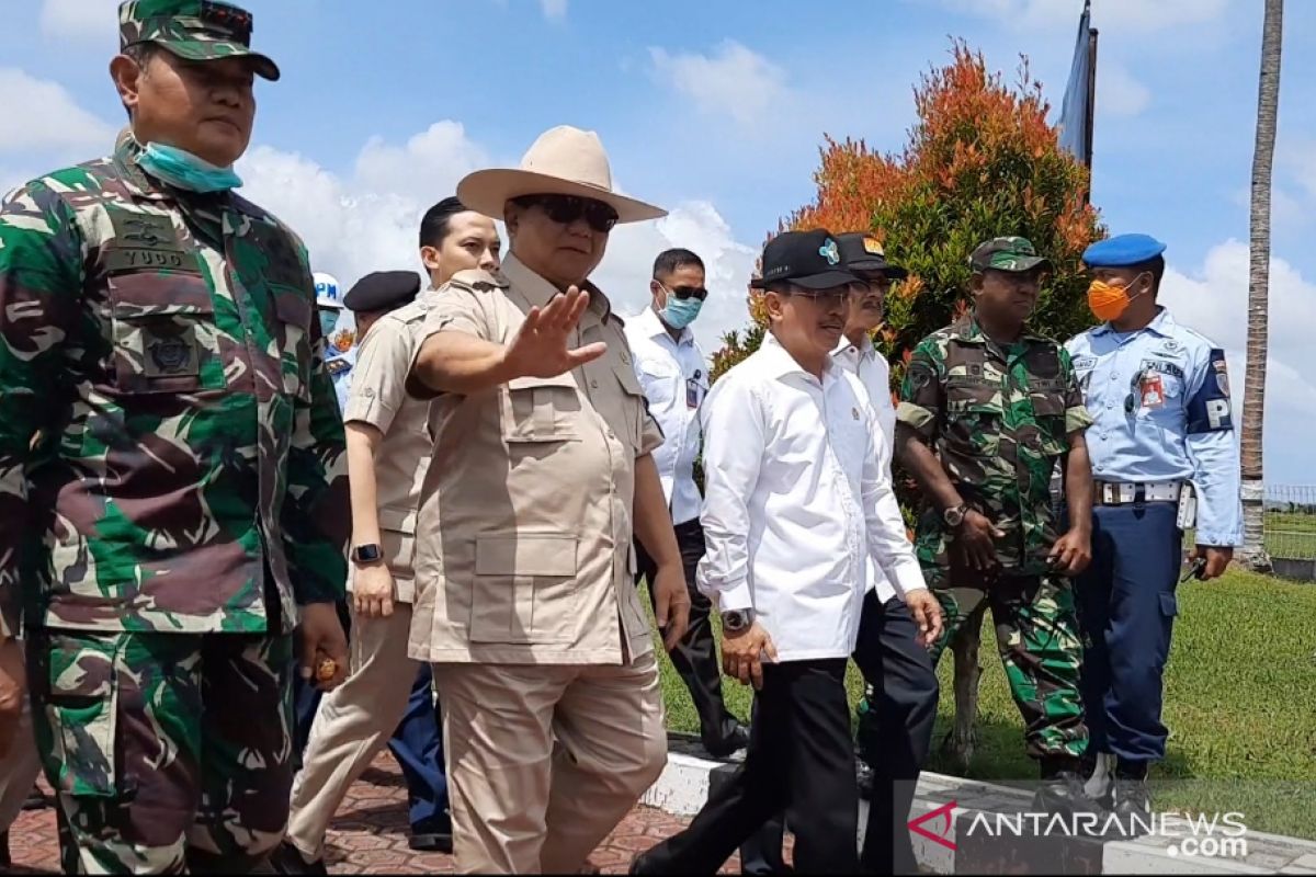 Minister Prabowo visits Natuna to see quarantined Indonesians