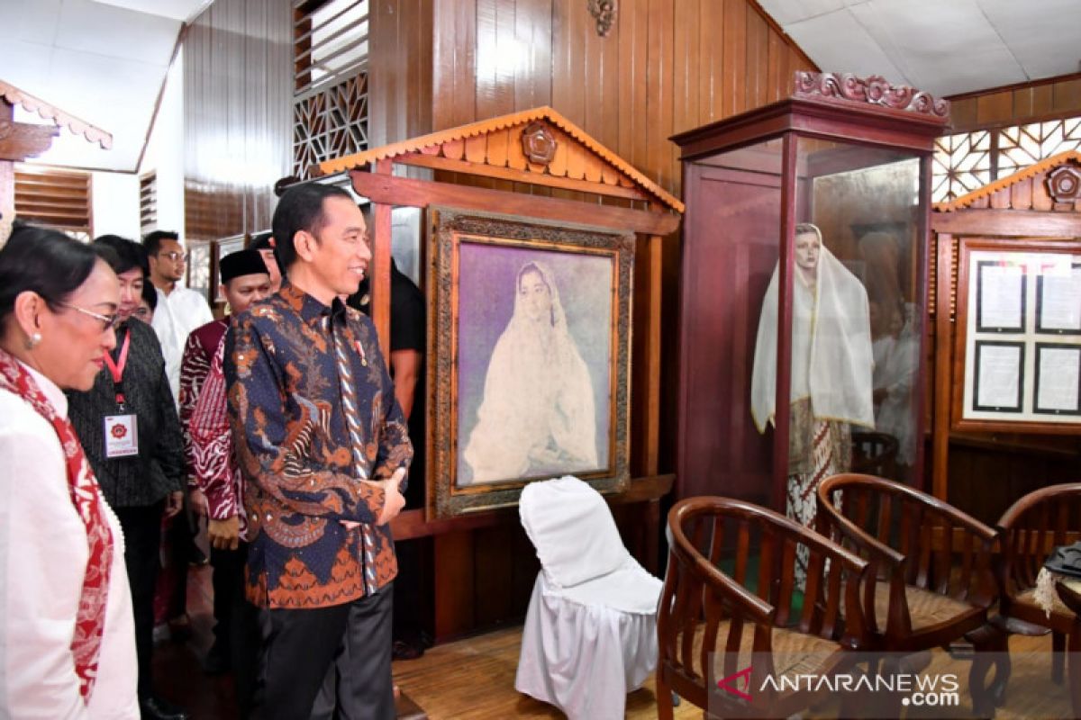 Presiden Jokowi sambangi rumah pahlawan nasional Fatmawati