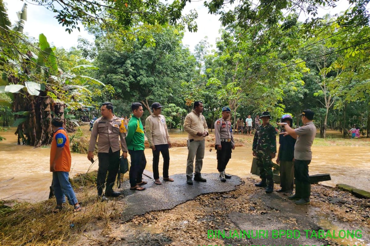 Sungai Tabalong meluap, sejumlah jembatan penghubung desa putus