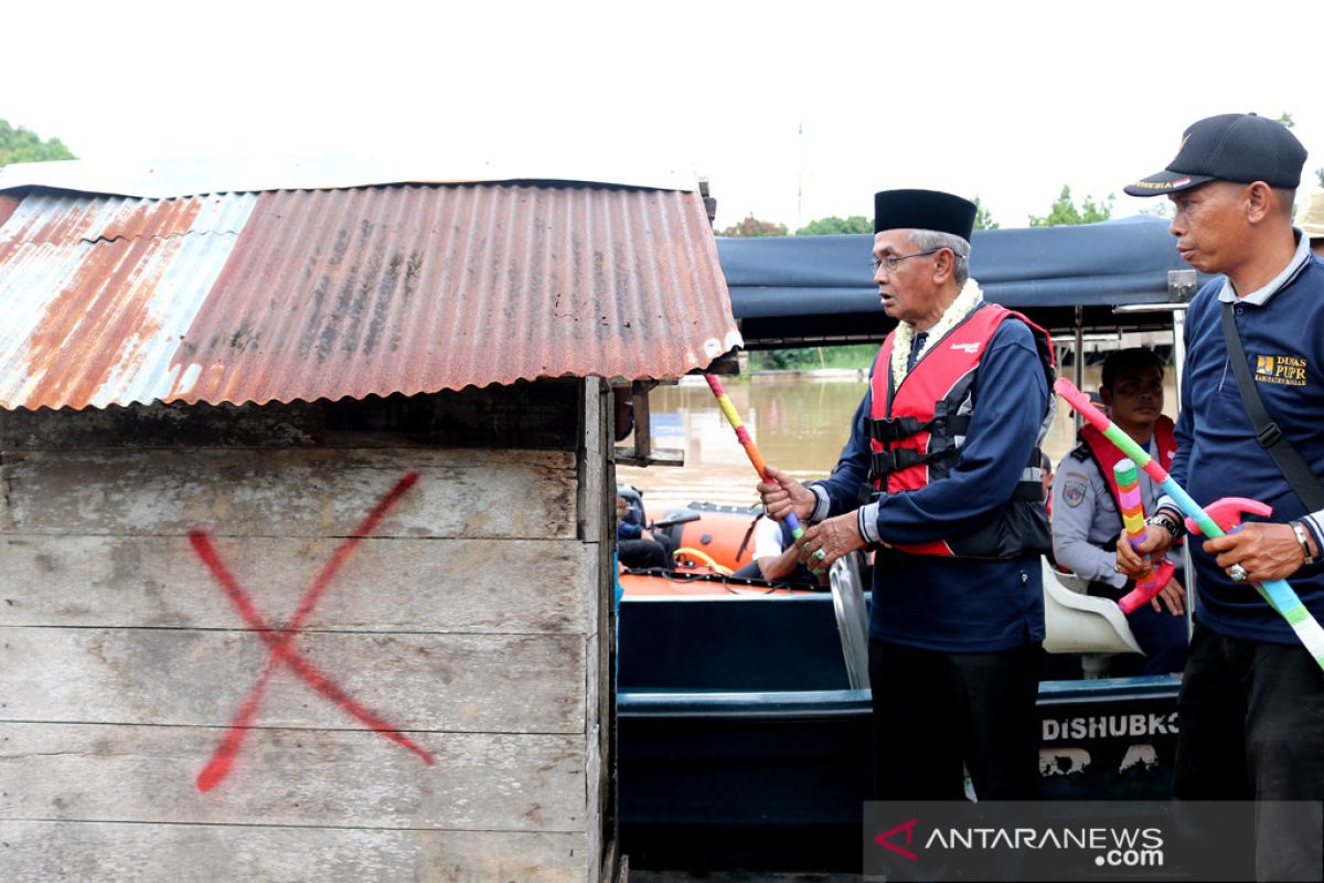 Bupati awali pembongkaran jamban apung 2020