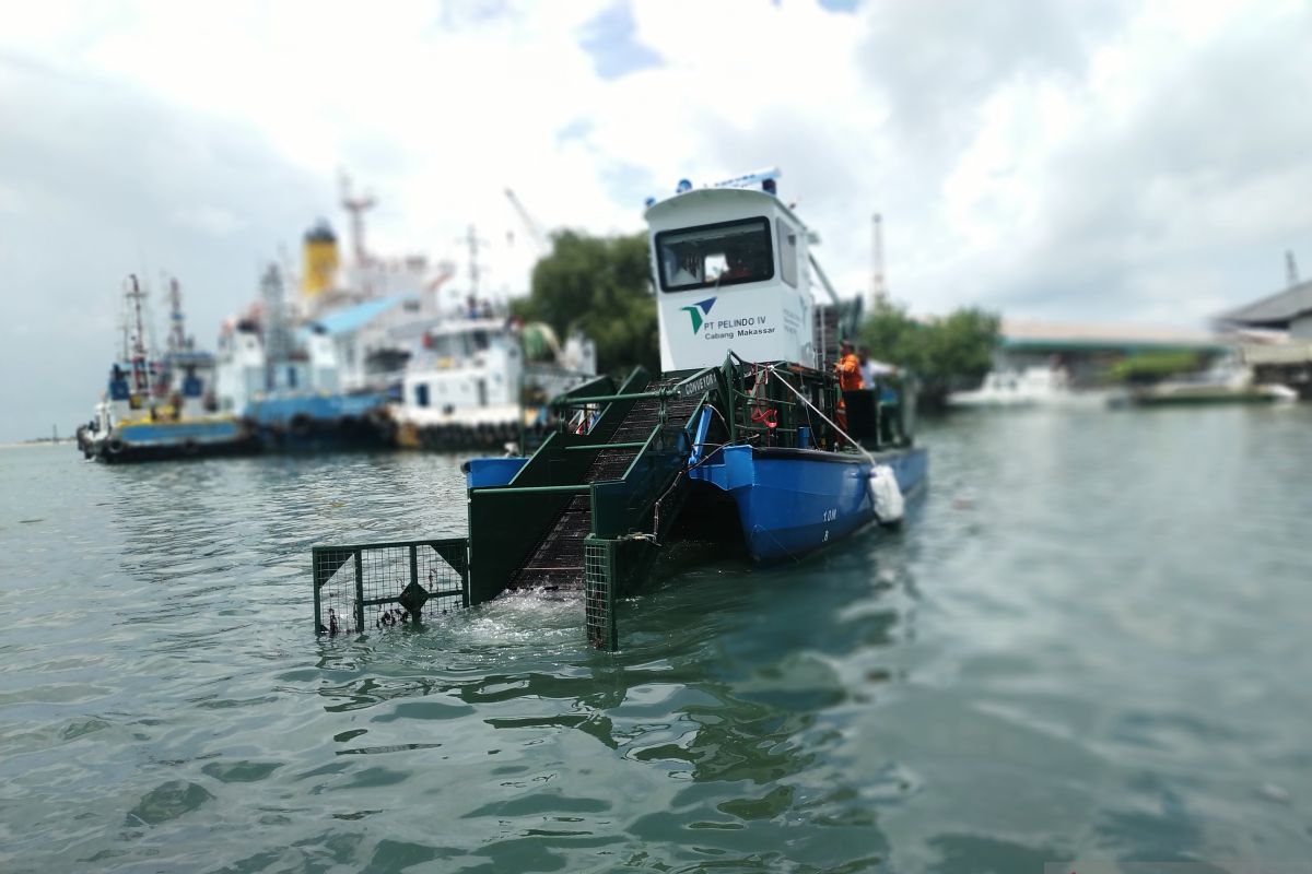 PT Pelindo IV Makassar perkenalkan kapal angkut sampah laut