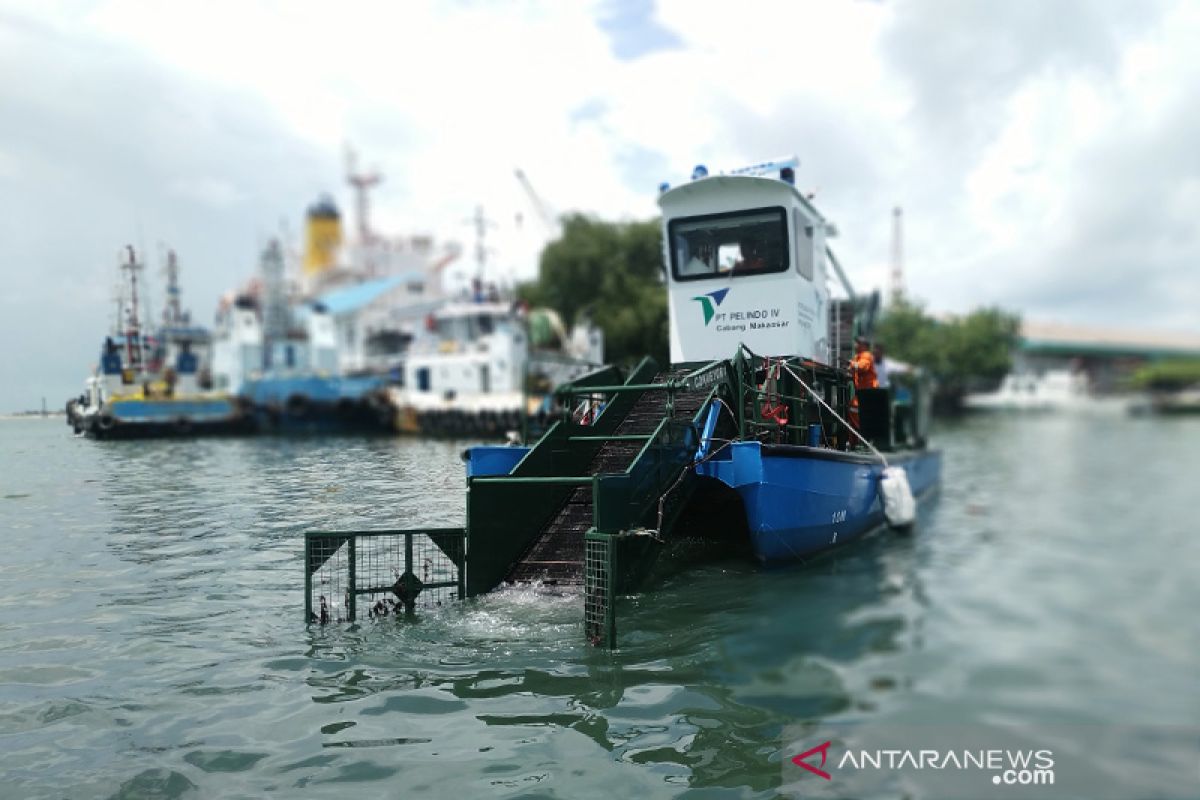 Pelindo IV Makassar perkenalkan kapal angkut sampah laut