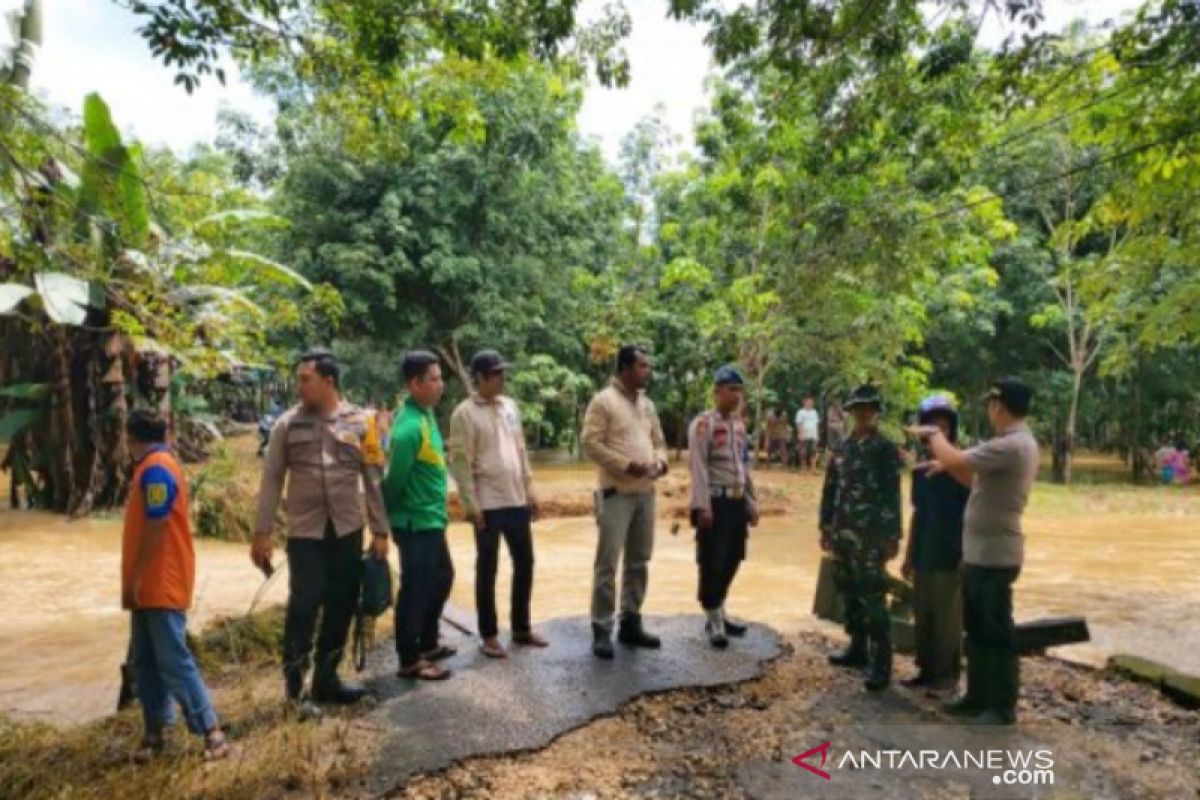 Air Sungai Tabalong meluap mengakibatkan, sejumlah jembatan  desa putus