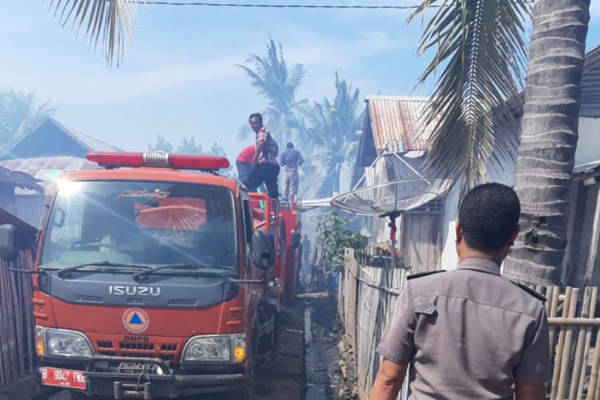 Tabung gas elpiji 3 kilogram meledak, 6 rumah di Bima hangus terbakar