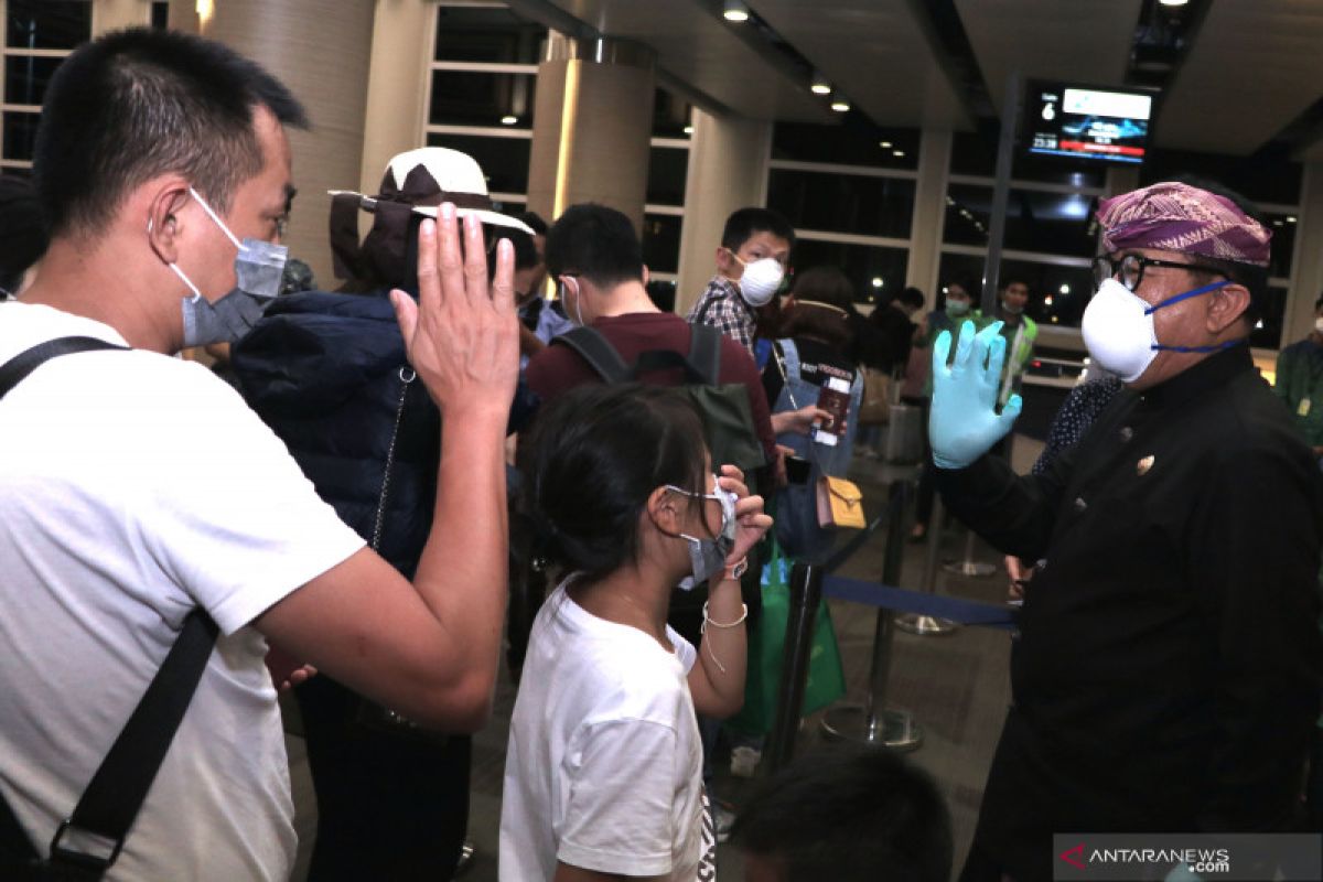 Wagub Bali lepas 127 penumpang penerbangan terakhir menuju China