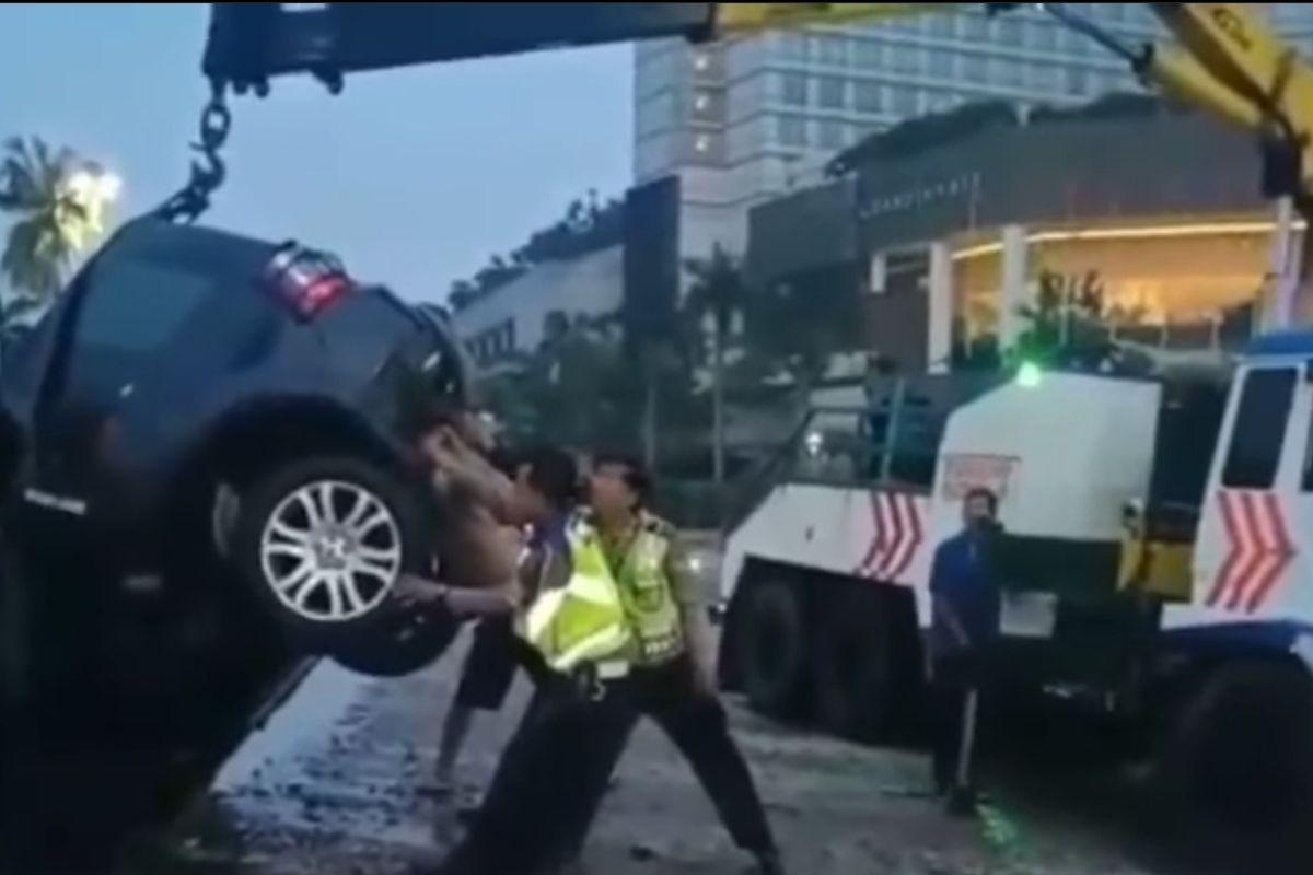 Mobil Land Rover terjun ke kolam Bundara Hotel Indonesia