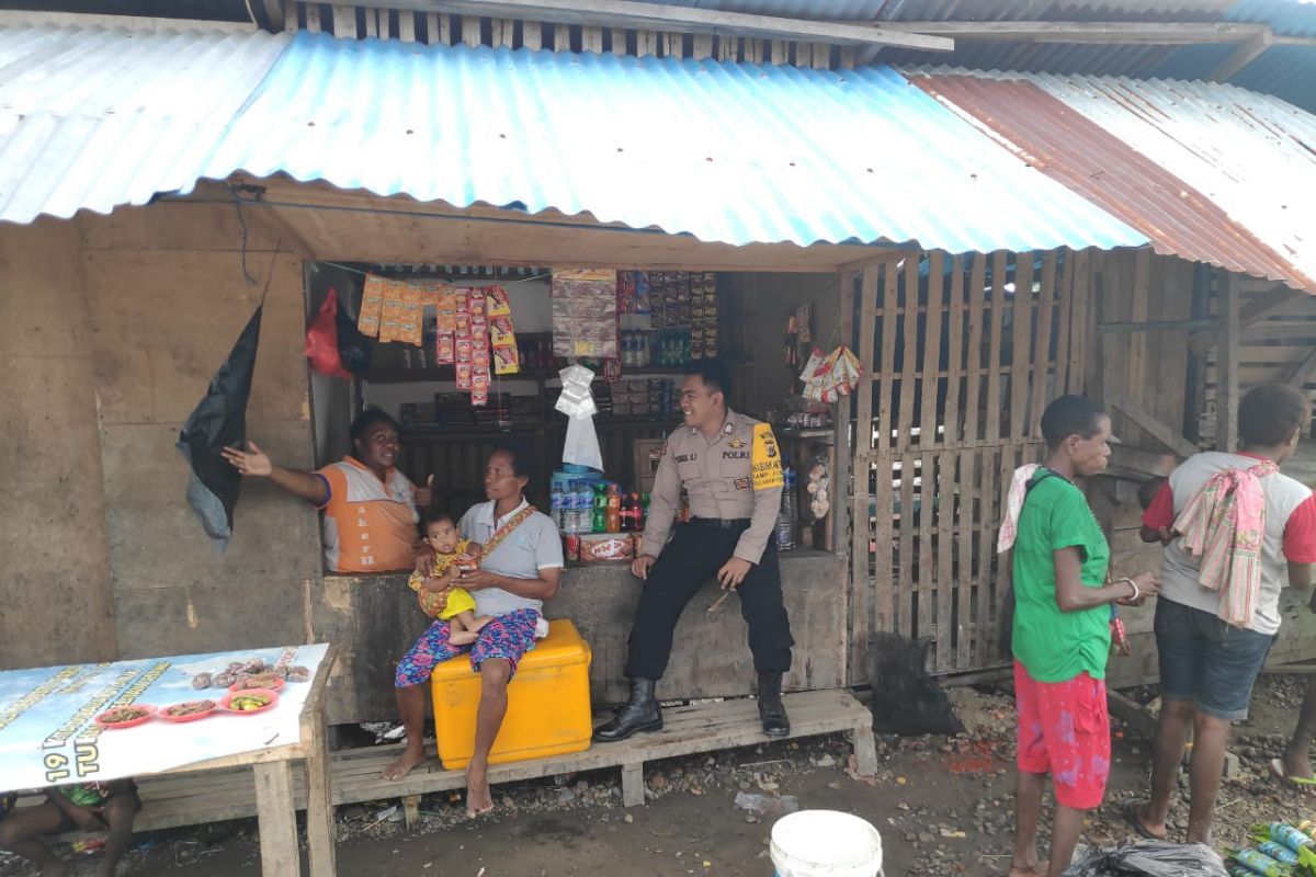 Bhabinkamtibmas Kampung Pomako sambangi warga sampaikan pesan kamtibmas