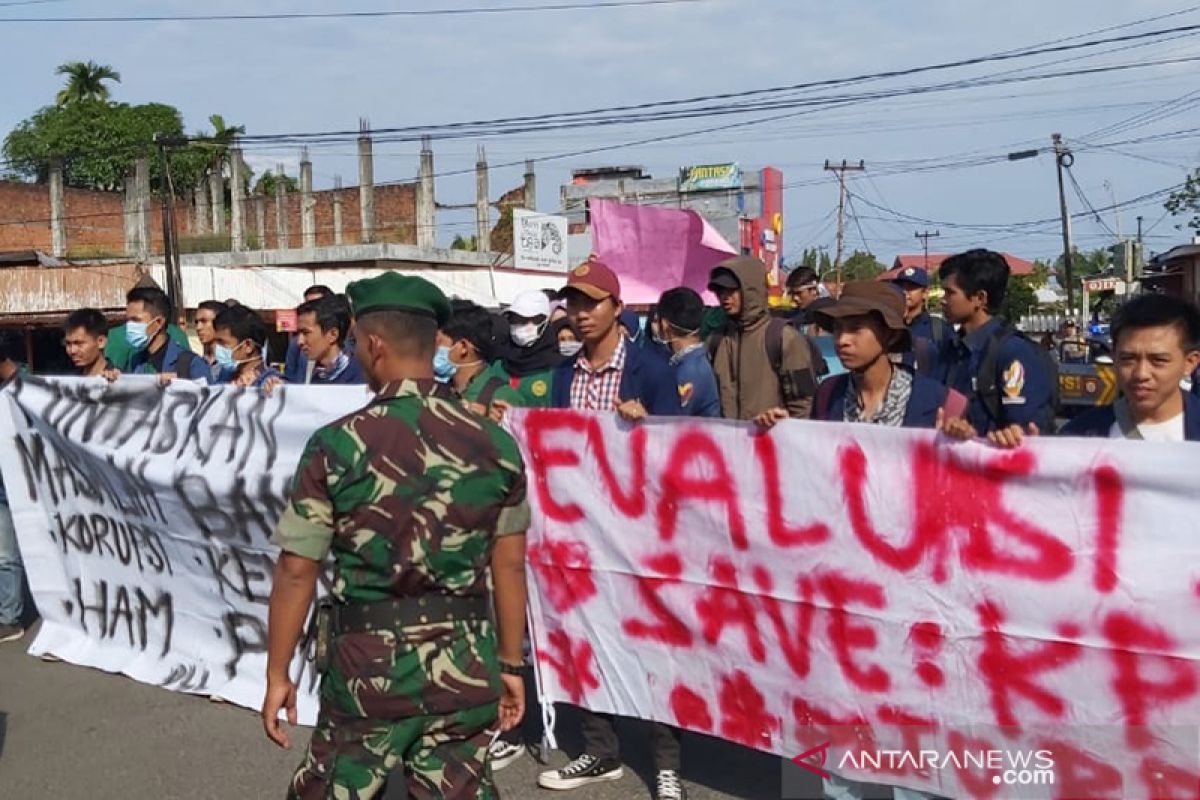 Empat mahasiswa diamankan polisi saat mendemo presiden Jokowi