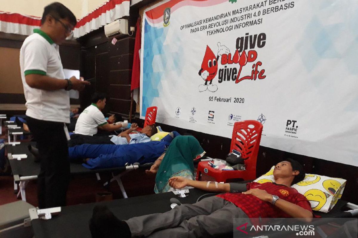 Karyawan Harita Nickel Division donor darah peringati Bulan K3 nasional