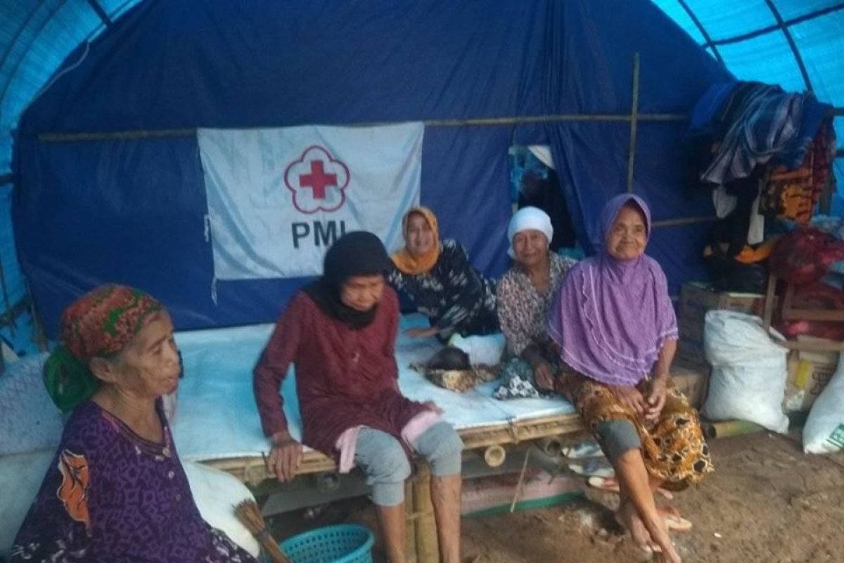 Warga korban banjir di Lebak dambakan rumah hunian sementara