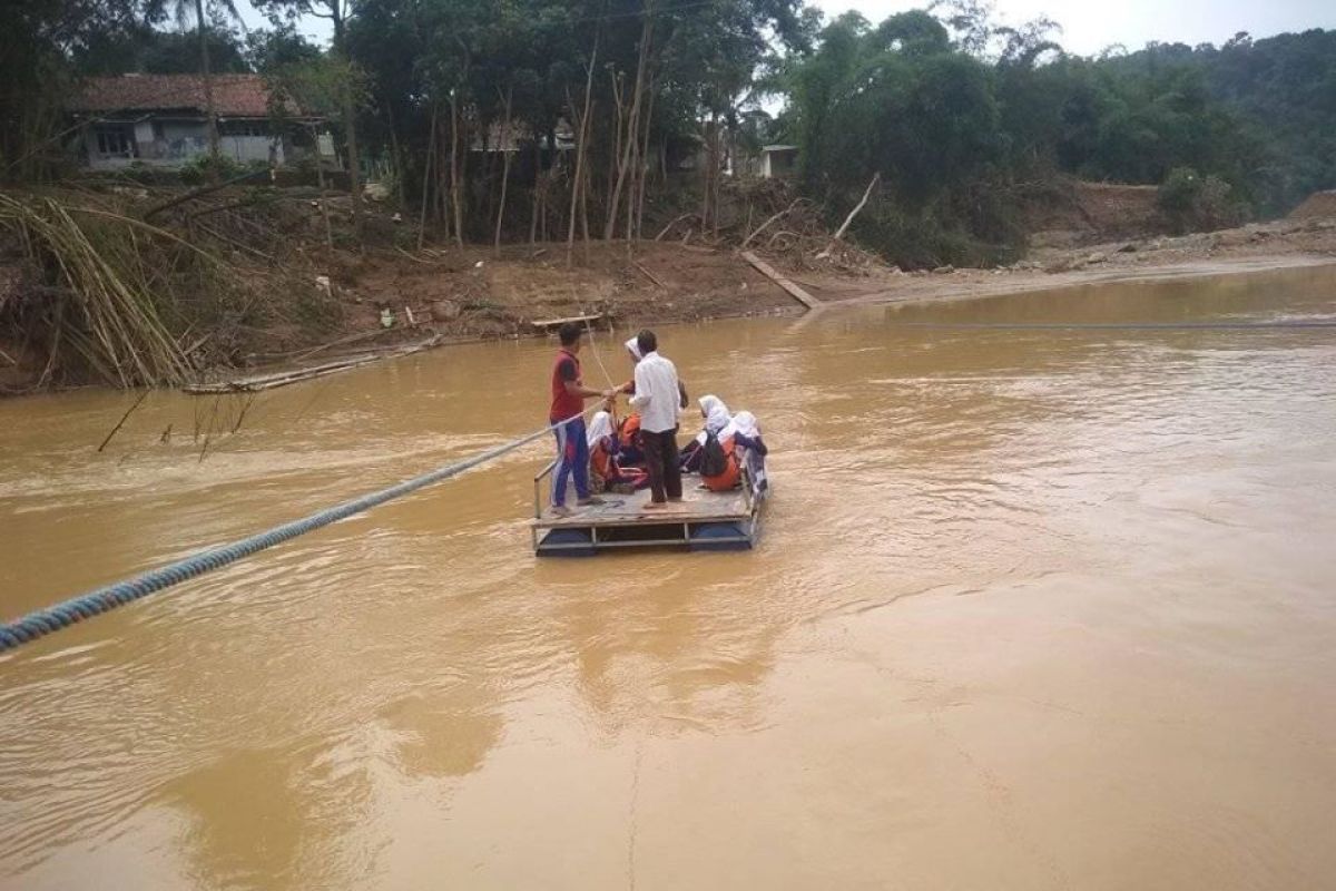 Menyeberang gunakan rakit, pelajar  di Lebak nyaris terseret arus sungai