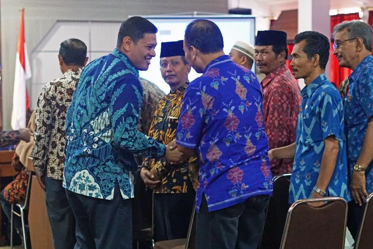 Wali Kota Kediri bagikan SK pensiun 93 PNS