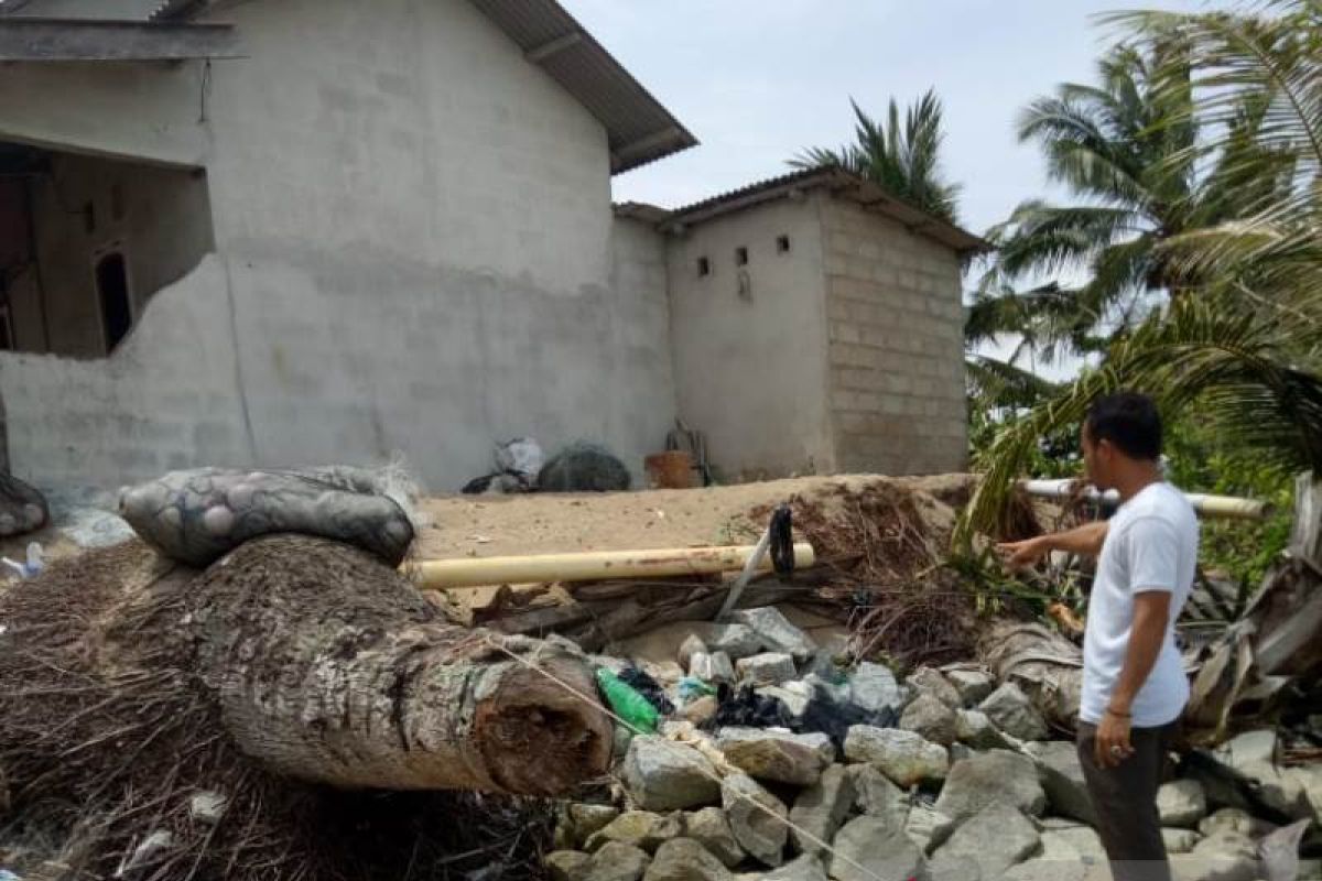 Belasan rumah di pantai Bangka Tengah terancam abrasi