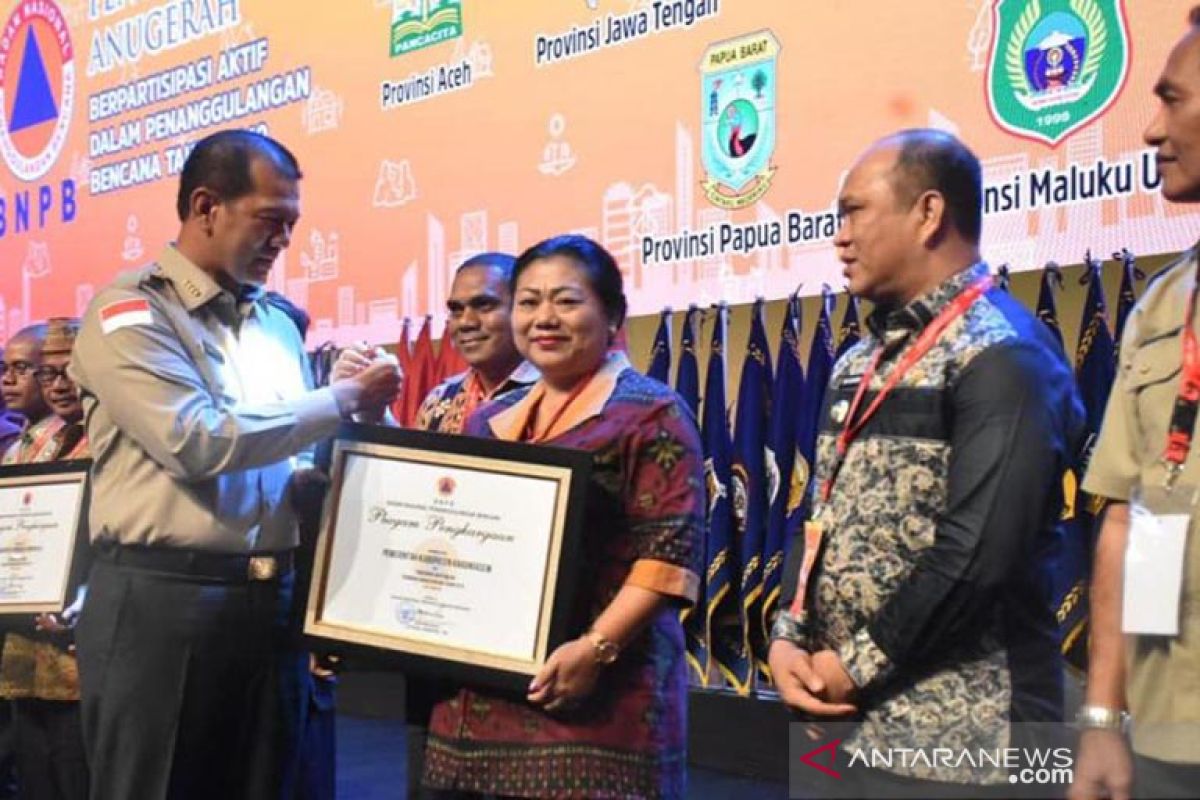 Pemkab Karangasem terima penghargaan BNPB 2019