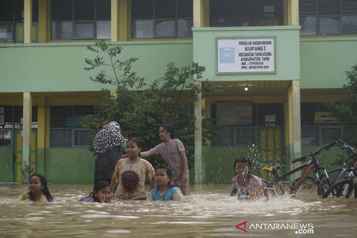 Sejumlah sekolah di liburkan akibat banjir