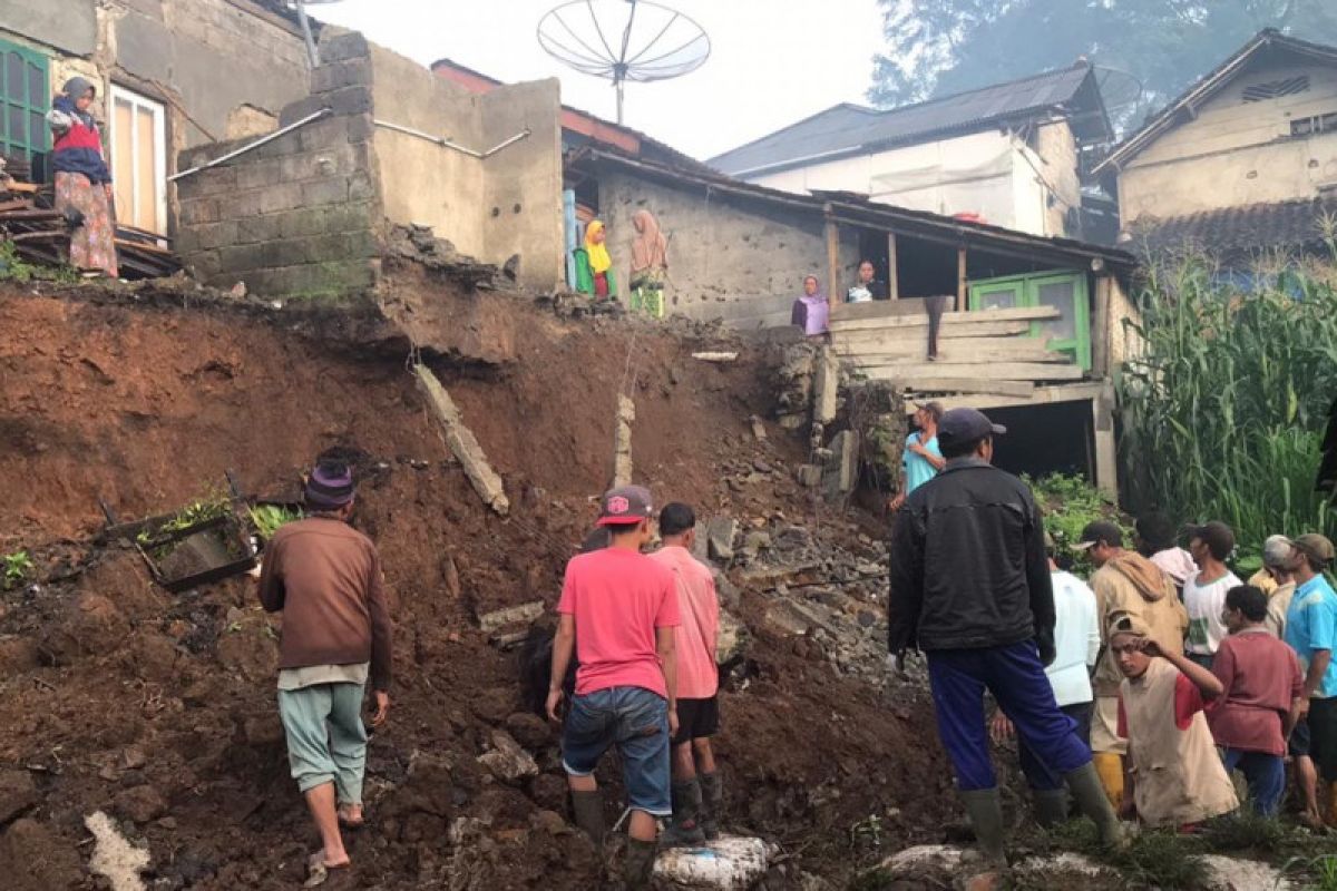 Lokasi longsor di dua desa di Banjarnegara terus ditangani