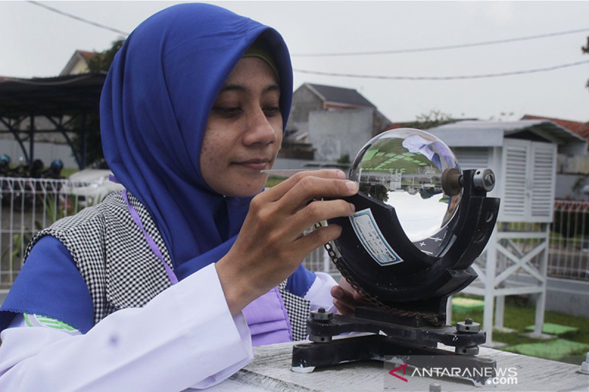 Hujan ringan terjadi di sebagian kota besar di Tanah Air