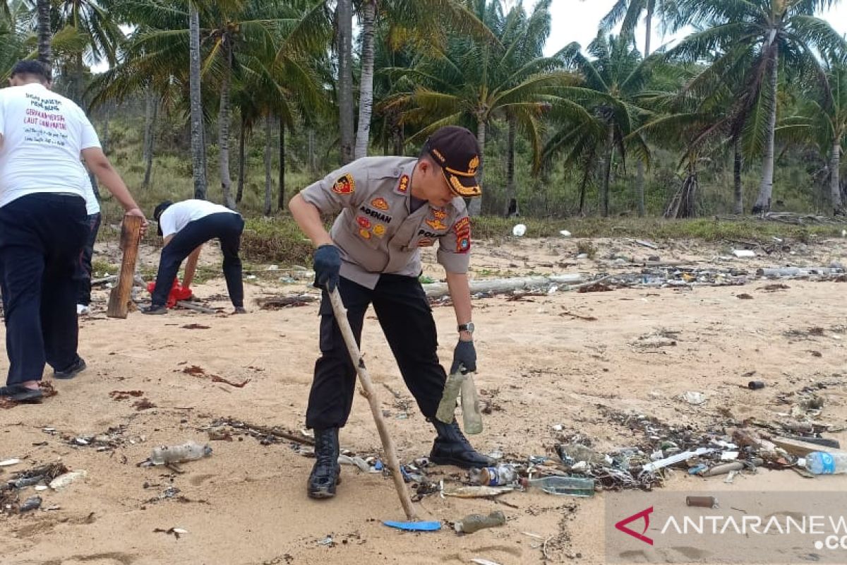 Pemkab Bangka Barat imbau warga jaga Pantai Tanjungular