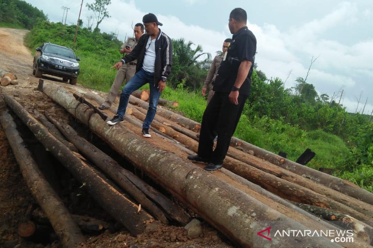 Sekda tinjau jembatan penghubung desa ambrol