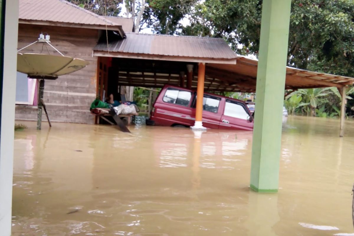 PT Astra Agro Lestari aids flood victims with food