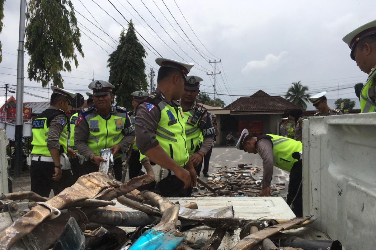Polres Solok Kota musnahkan 184 knalpot dan plat kendaraan