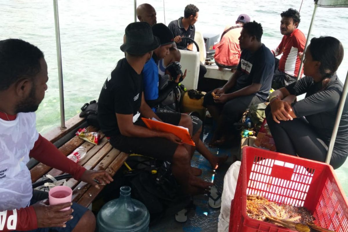 BLUD KKP musnahkan ratusan bintang laut berduri