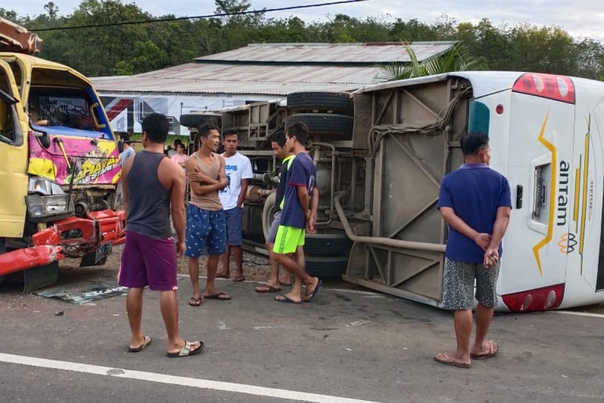 Seorang siswa SD meninggal dalam tabrakan bus sekolah vs truk