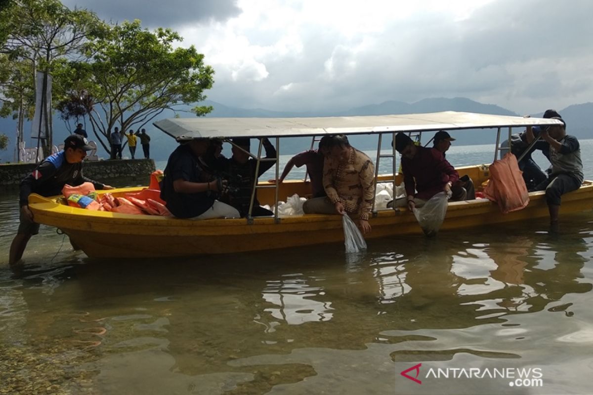 Dirjen KKP tebar 33.000 benih ikan di Danau Lut Tawar