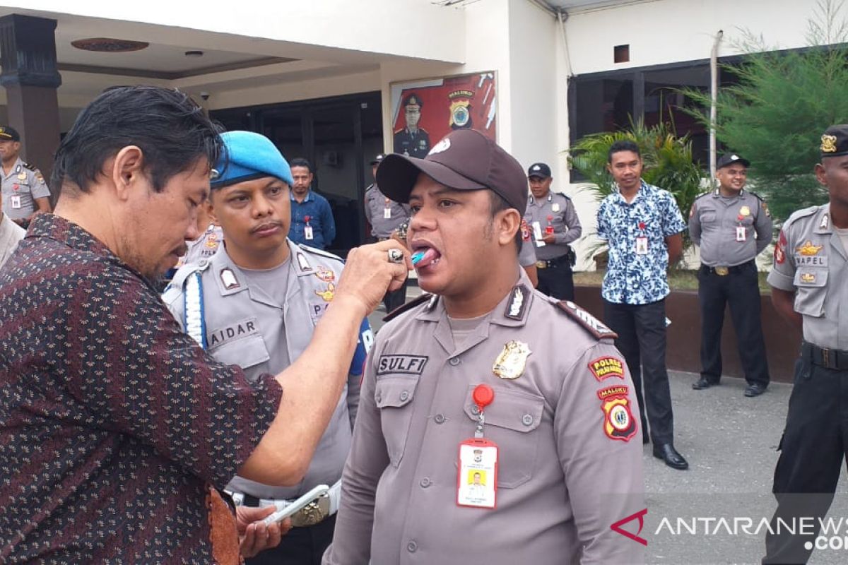 Polisi Ambon mendadak periksa narkoba 25 anggota personel