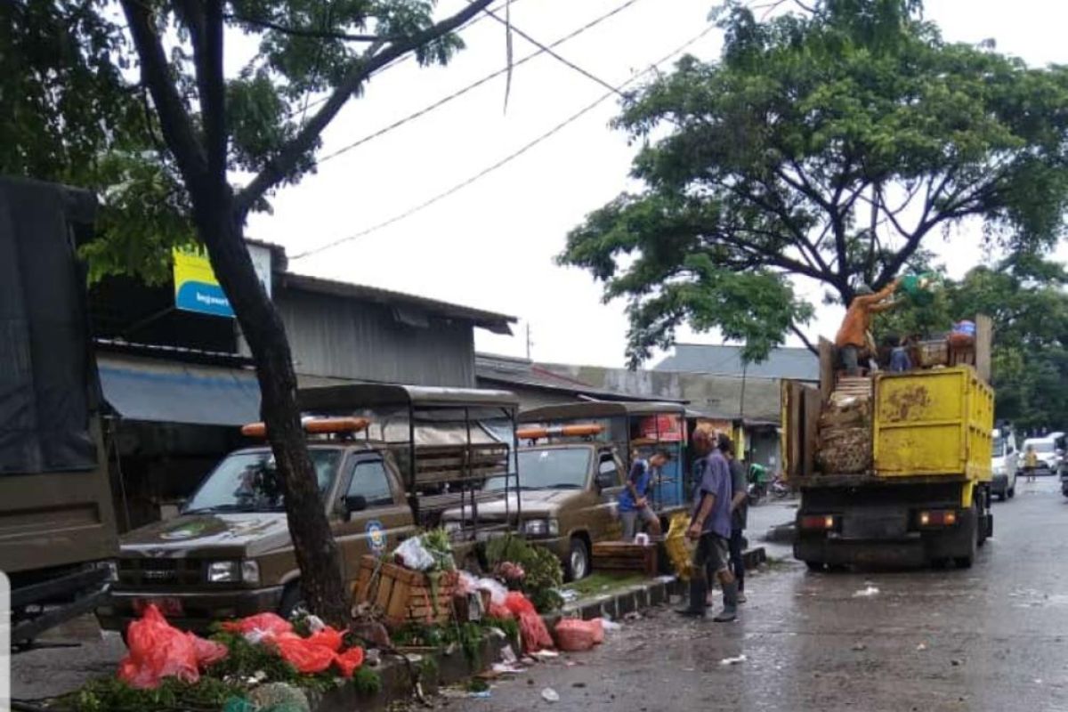 DLH Tangerang siagakan bentor hingga bersihkan lokasi pascabanjir