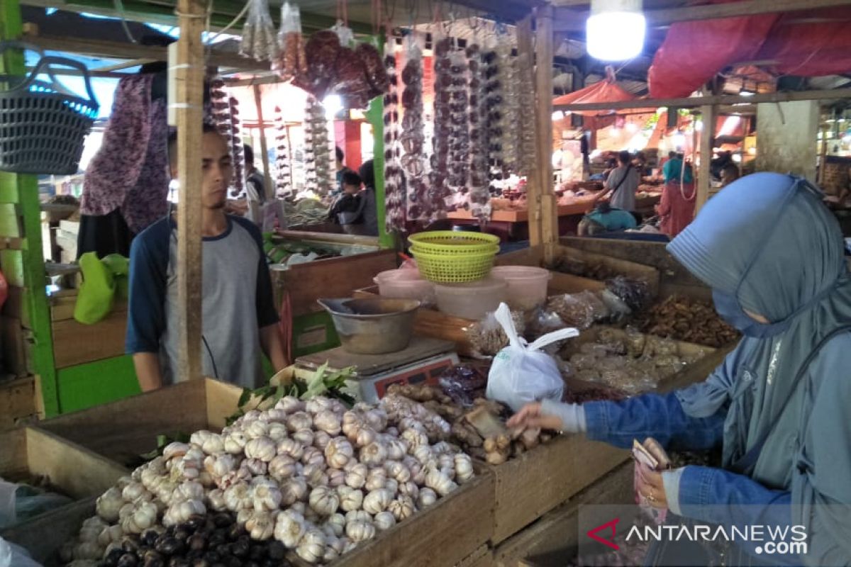 Harga  bawang putih di Pasar Induk Cianjur naik dua kali lipat