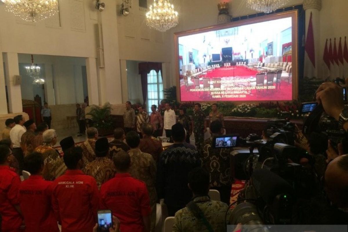 Presiden Joko Widodo ancam akan copot jabatan TNI/Polri jika terjadi karhutla