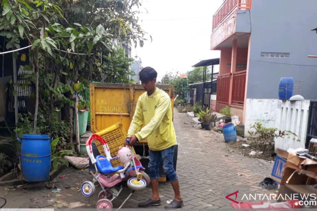 Sampah mulai dibersihkan pasca-banjir mulai surut di sebagian wilayah Periuk, Tangerang