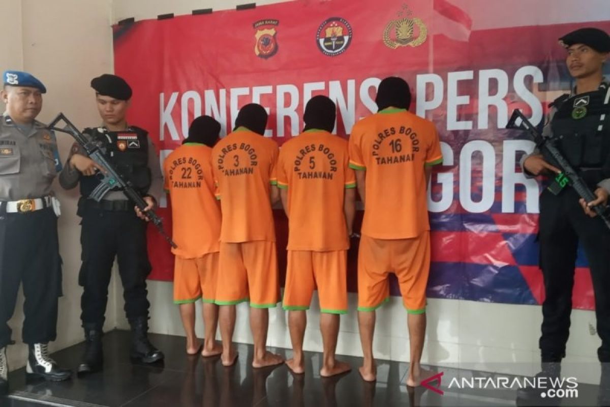 Polisi tangkap pemuda 26 tahun tersangka bos tambang emas ilegal di Bogor