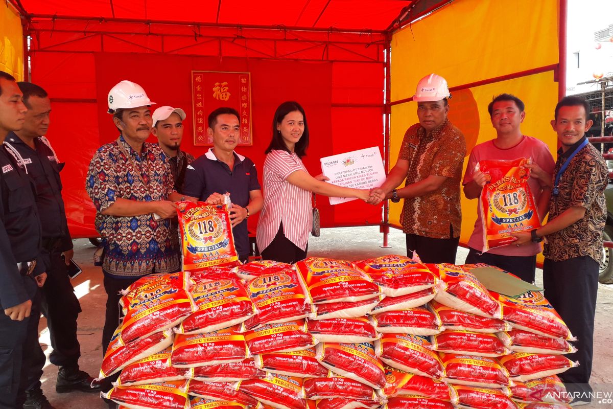 PT Timah salurkan bantuan beras ke pengurus Kelenteng Puput