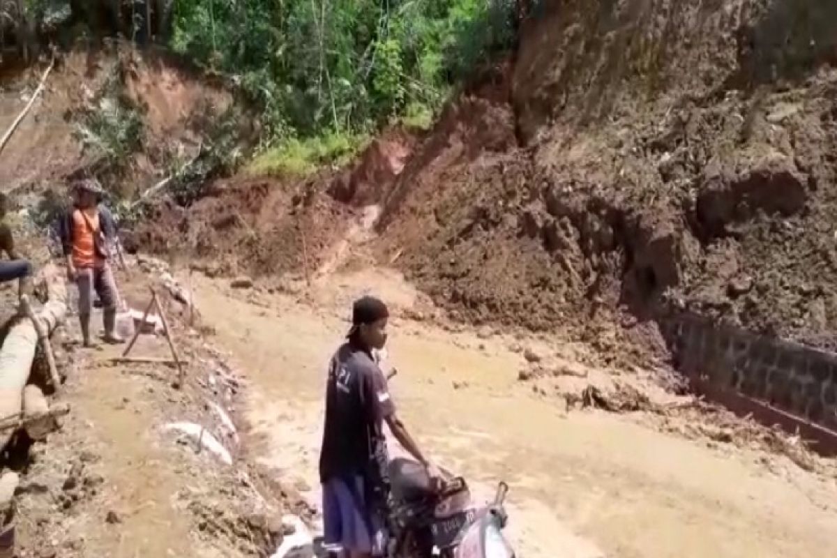 Longsor tutup akses jalan di Desa Mlaya Banjarnegara