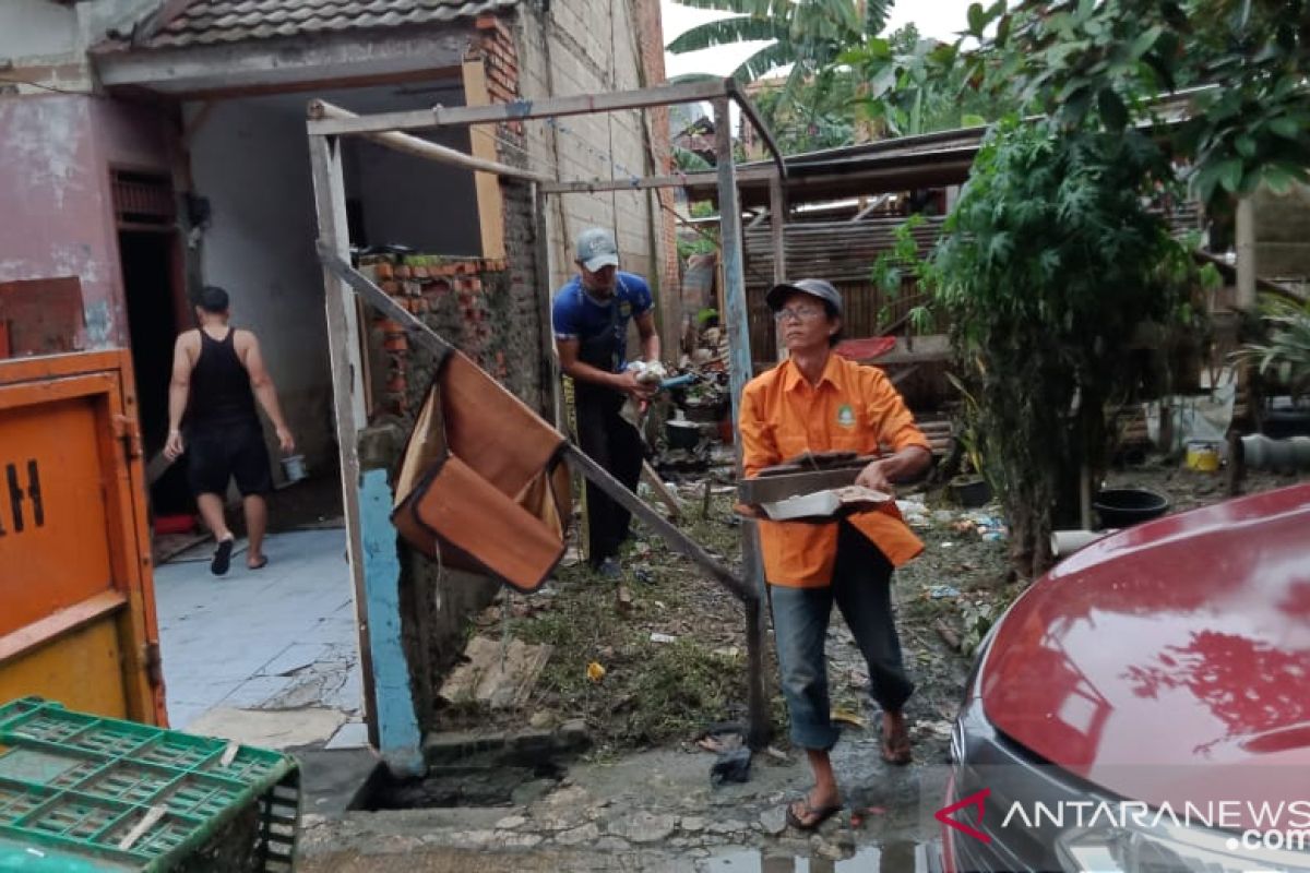 Pemkot Tangerang kerahkan ratusan petugas bersihkan lokasi pascabanjir Periuk