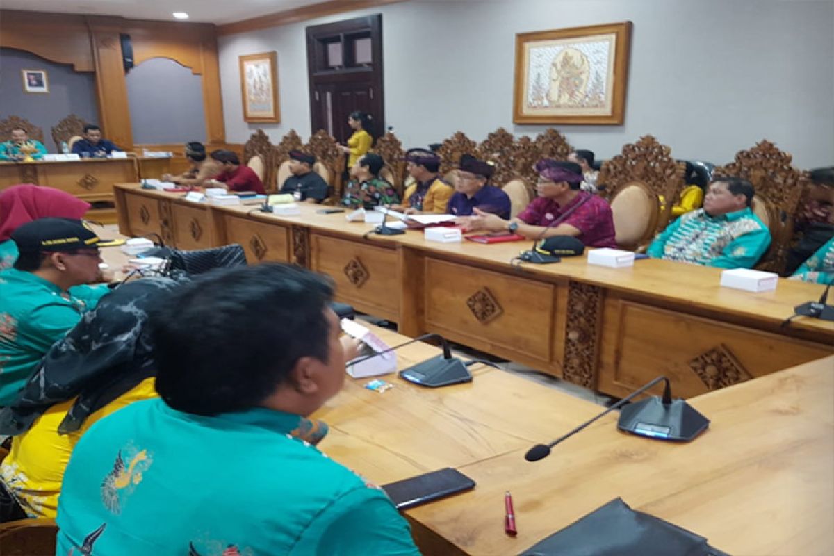 Diskominfo-DPRD Kapuas kaji banding tiga raperda ke Kabupaten Badung