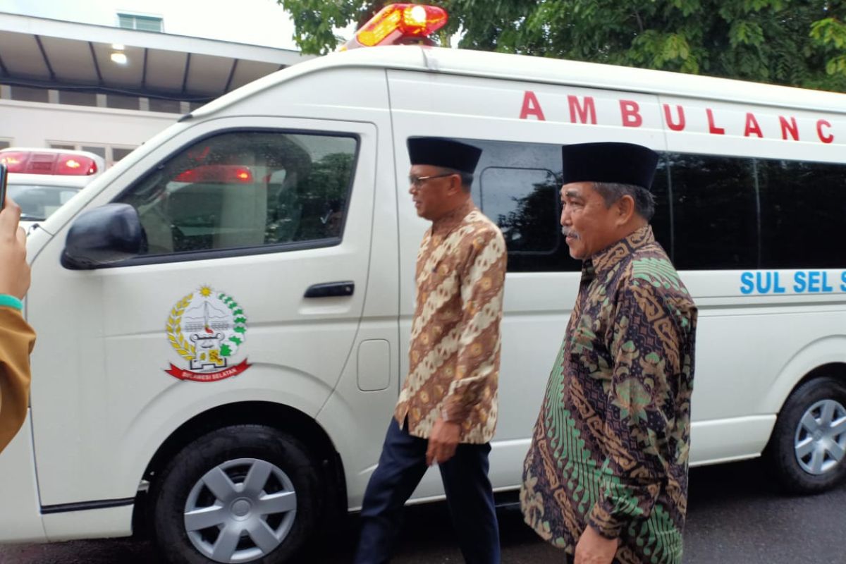 Gubernur Sulsel serahkan ambulans operasi untuk Pemkab Sidrap