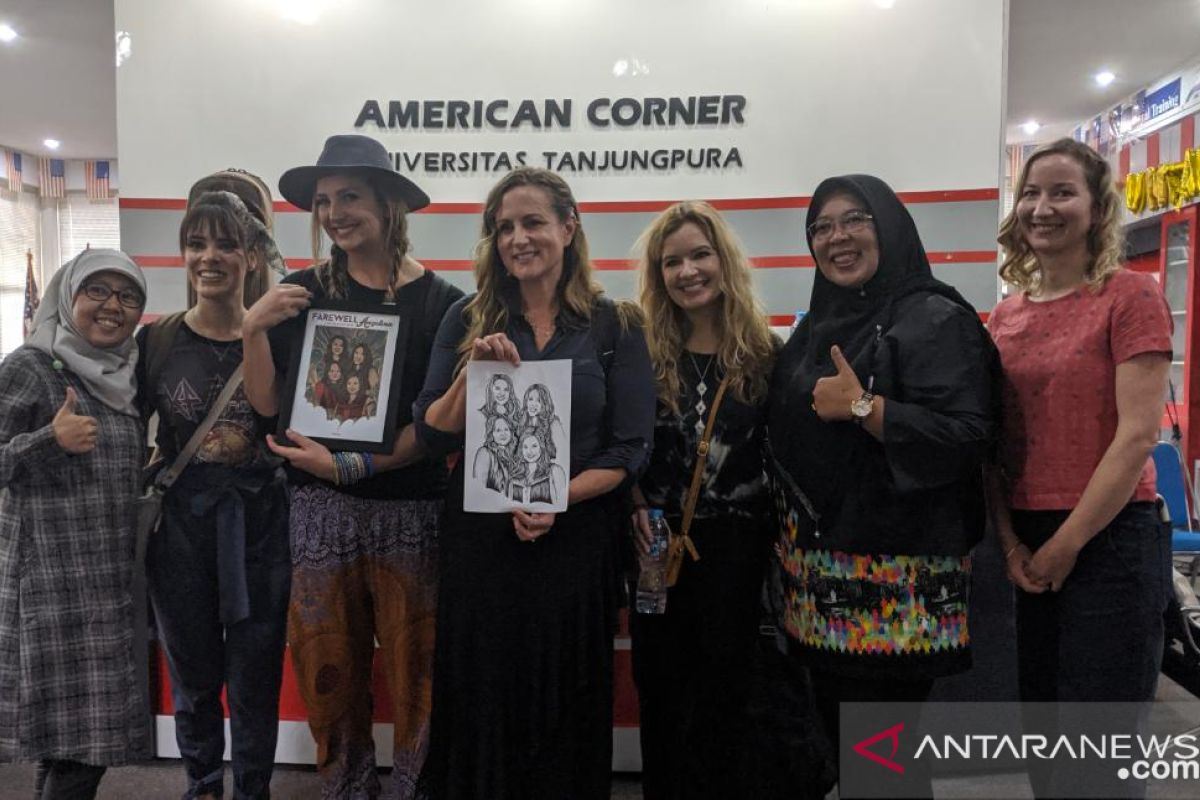 Farewell Angelina kolaborasi dengan musisi daerah di acara Amcor Untan Pontianak
