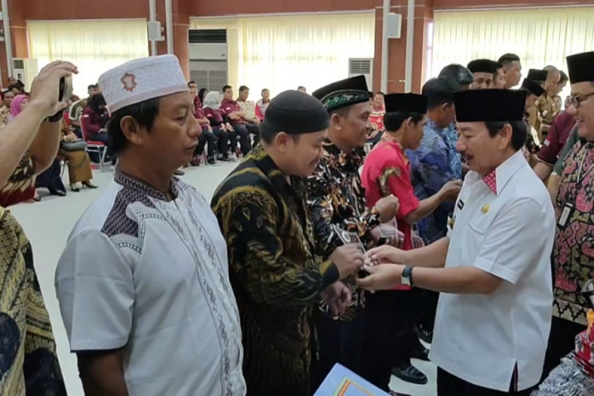 Wali Kota Herman HN serahkan 2.000 sertifikat tanah kepada warga