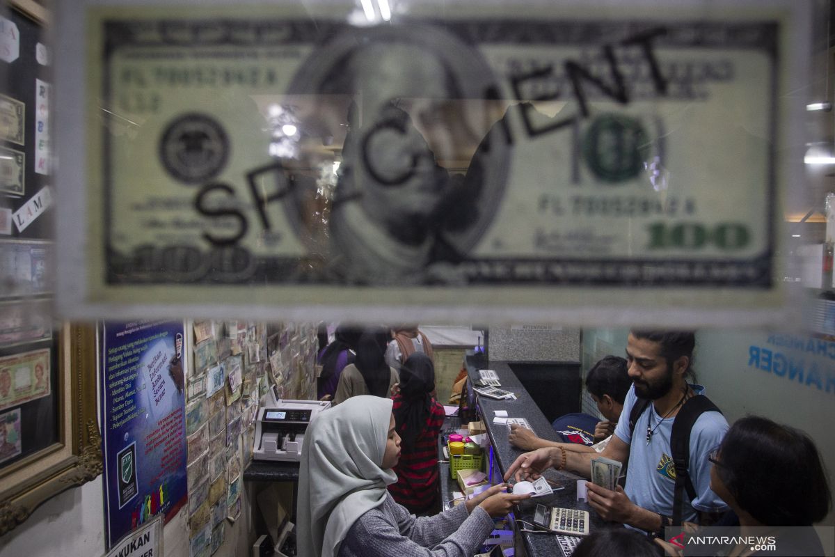 Rupiah weakens despite improving current account deficit