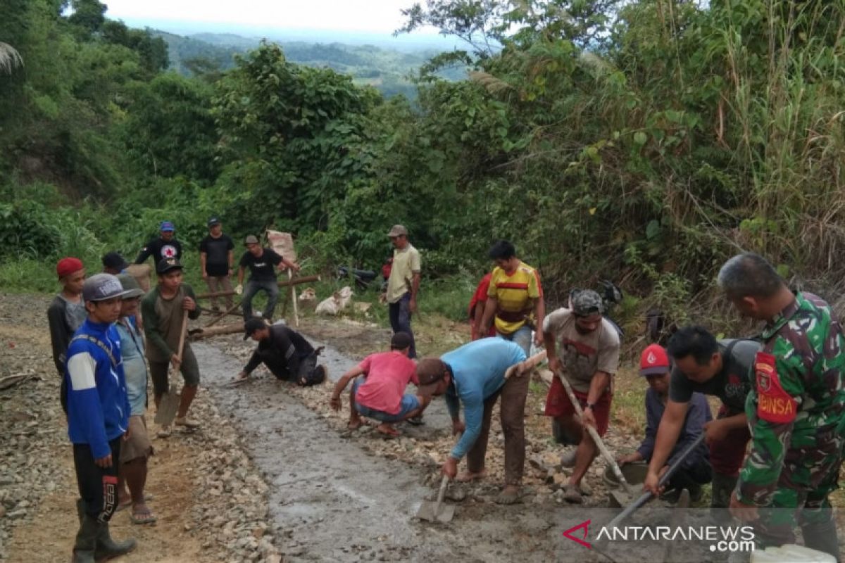 Kedekatan para Babinsa di Meratus bantu warga membuat jalan